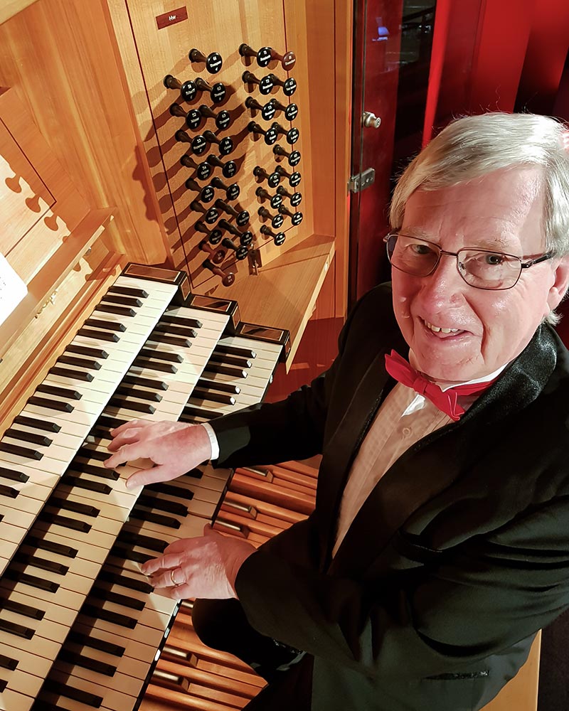 Martin Setchell-console-portrait-800px-1000px-web-20190220_112413 Martin Setchell at the console of Christchurch town hall organ